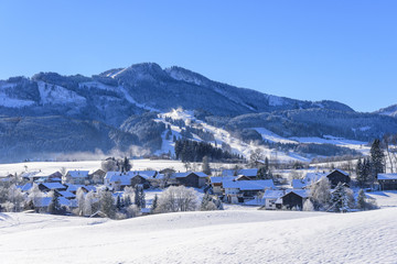 die Beschneiungsanlagen laufen im Allgäu