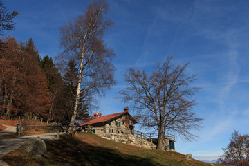 salendo verso il rifugio Martina e il monte San Primo, nel triangolo Lariano