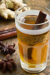 Ingwerpunsch mit Stangenzimt in einem Glas