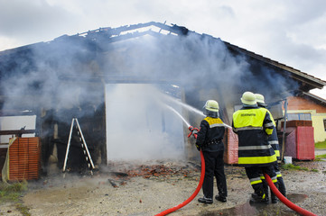 Feuerwehr löscht Brand in einem Haus