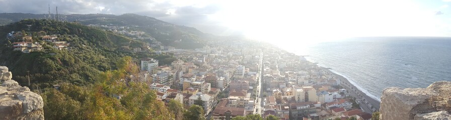Fototapeta na wymiar Panorama - vista dall'alto sul mare e sulla città