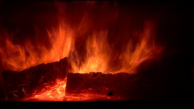 Gem&uuml;tliches Kaminfeuer mit Knistern