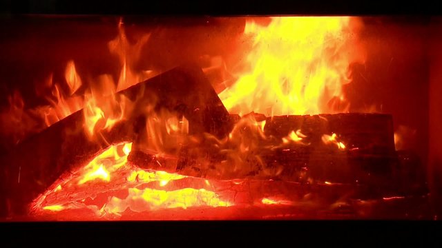 Gem&uuml;tliches Kaminfeuer mit Knistern