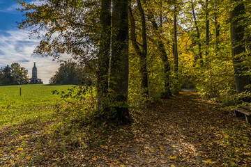 Herbstlicher Waldweg zum Bismarckturm in Assenhausen