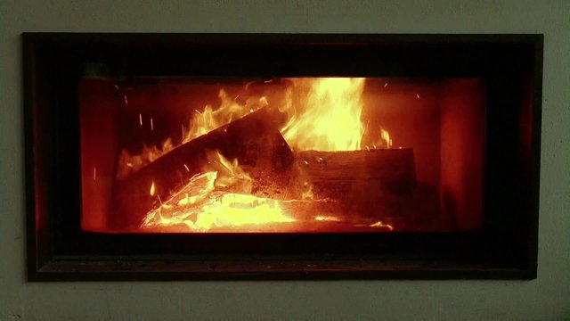 Gem&uuml;tliches Kaminfeuer mit Knistern