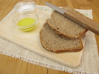Brot, gefrorenes Olivenöl und Salz