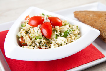 Bulgursalat mit Tomaten, Schafskäse und Gurke