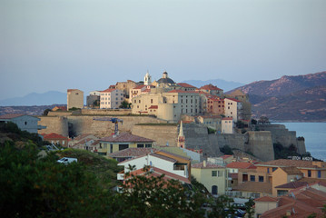 Corse, crépuscule sur la citadelle génoise de Calvi