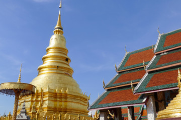 Fototapeta premium architecture of traditional buddhist temple and golden pagoda