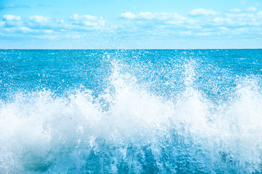 Fototapeta Big wave on the blue sea