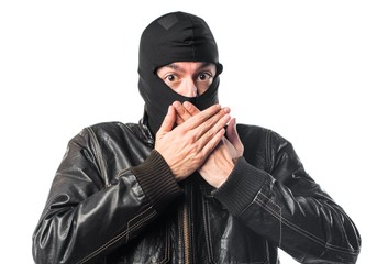 Robber covering his mouth