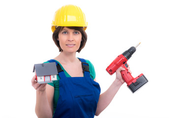 Handwerkerin mit Modell-Haus und Akkubohrer
