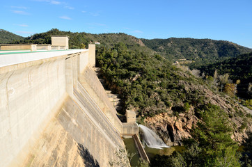 Fototapeta na wymiar Dam wall