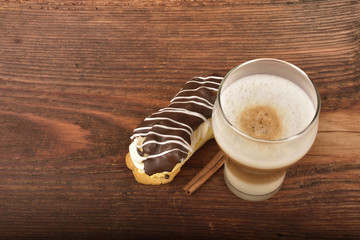 Latte macchiato and eclair