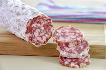 saucisson sec rosette de Lyon en gros plan