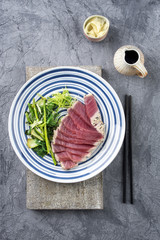 Thunfisch Tataki mit Wakame und Gemüse