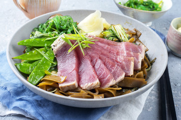 Thunfisch Tataki mit Teriyaki Reisnudeln