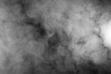 Fumée et brouillard sur fond noir