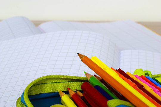 Scuola - Astuccio con colori - quaderni