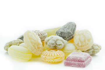 Bonbons auf weißem Hintergrund