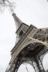 Panele Szklane  Wieża Eiffla w Paryżu, niski kąt widzenia
