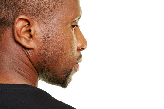 Afrikanischer Mann schaut nachdenklich