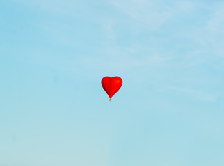 Fototapeta na wymiar The red balloon floats in heavens
