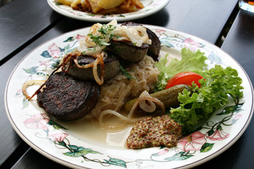 organic lifestyle rheinische blutwurst leberwurst sauerkraut süsser senf deko gurke