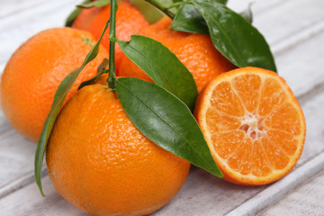 Mandarinen mit Blätter