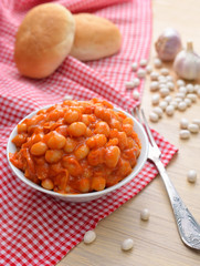 Baked beans with tomatoes and garlik