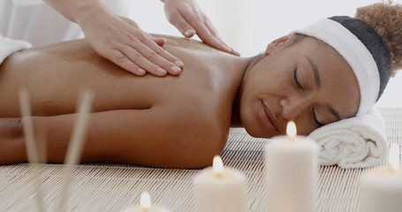Obraz na płótnie Canvas Woman Receiving Back Massage