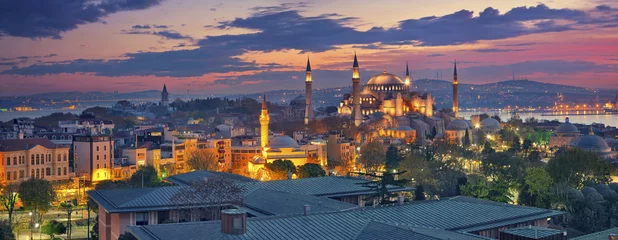  Het panorama van Istanboel. Panoramisch beeld van de Hagia Sophia in Istanbul, Turkije tijdens zonsopgang. © rudi1976