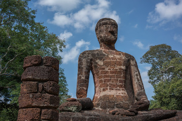 Fototapeta premium Impressive Buddha Statue at Kamphaeng Phet Historical Park 
