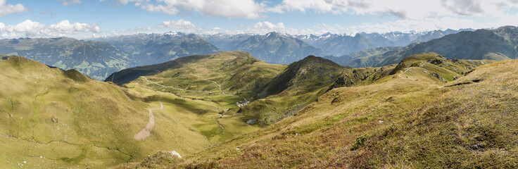 Fototapeta na wymiar herbstliches Panorama der Alpen