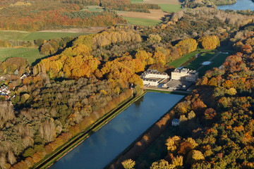 Naklejka premium Château du marais vue du ciel en Automne