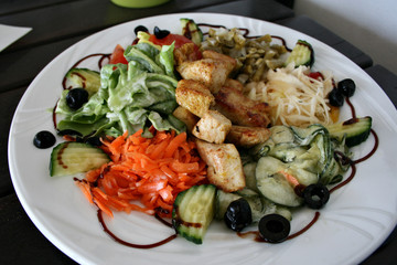 organic hähnchenbrust salat möhren sellerie gurken oliven bohnen