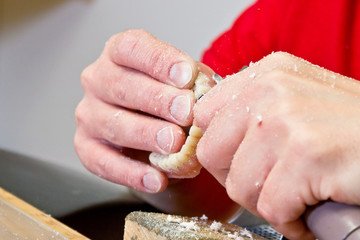 Zahntechniker fertigt Zahnprothese