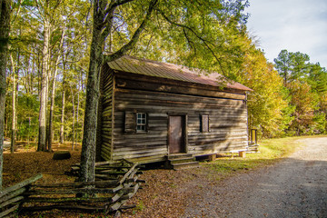 Fototapeta na wymiar historic old log cabin in brattonsville south carolina