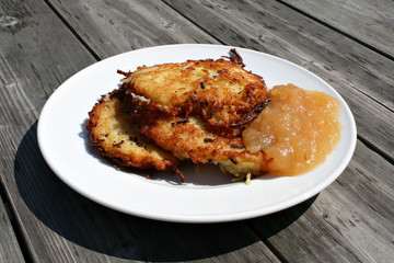 organic lifestyle reibekuchen apfelmus urban rösti natürlich goldgelb