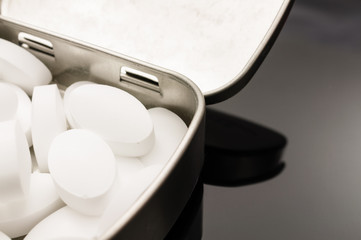 Tabletten in einer Blechdose