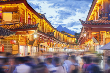 Lijiang old town with crowded tourist, Yunnan China. - obrazy, fototapety, plakaty
