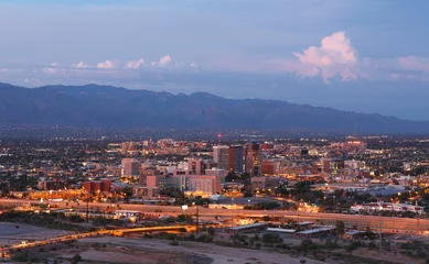 Cercles muraux construction de la ville Tucson Skyline montrant le centre-ville de Tucson après le coucher du soleil de Sentinel Peak Park, Tucson Arizona, USA