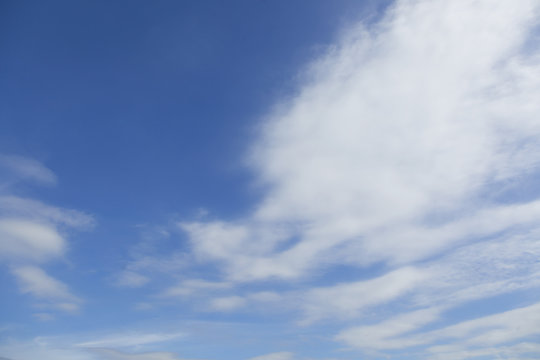空と雲　青空　背景用　コピースペース