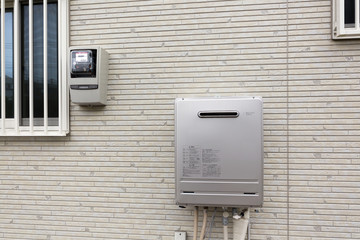 給湯器と電気メーター　外壁　サイディング