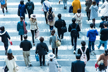 横断歩道を渡る人々 日本