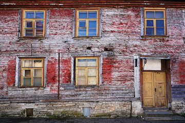 Fototapeta na wymiar facade of an old abandoned wooden house