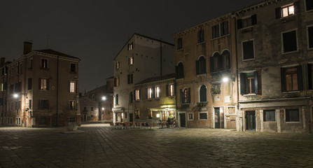 Vista notturna di una piazza a Venezia
