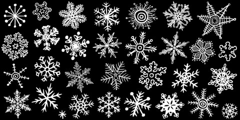 Vektor-Set: 30 Schneeflocken, weiß auf schwarz, handgezeichnet, Kreidetafel, Vektor, freigestellt