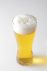 グラスにビールを注ぐ　Pouring beer into glass