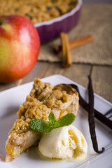 Apple pie with crumble and ice. 